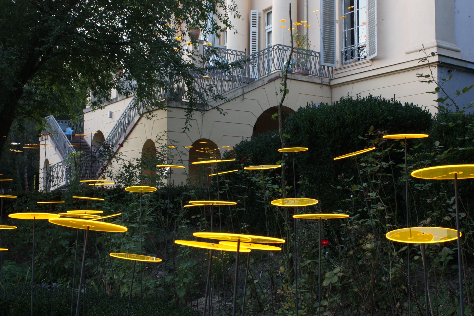 Vorgarten mit gelben Scheiben geschmückt