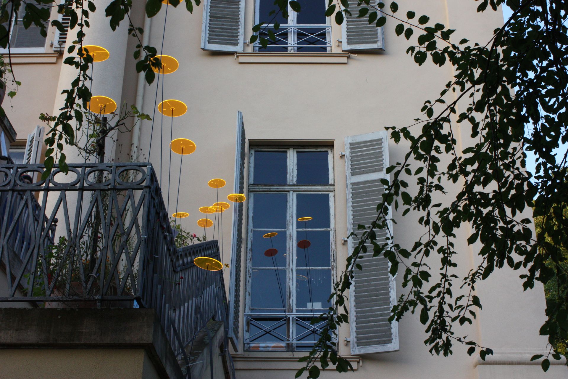 Große alte Fenster mit Blick auf Blumenstrauß