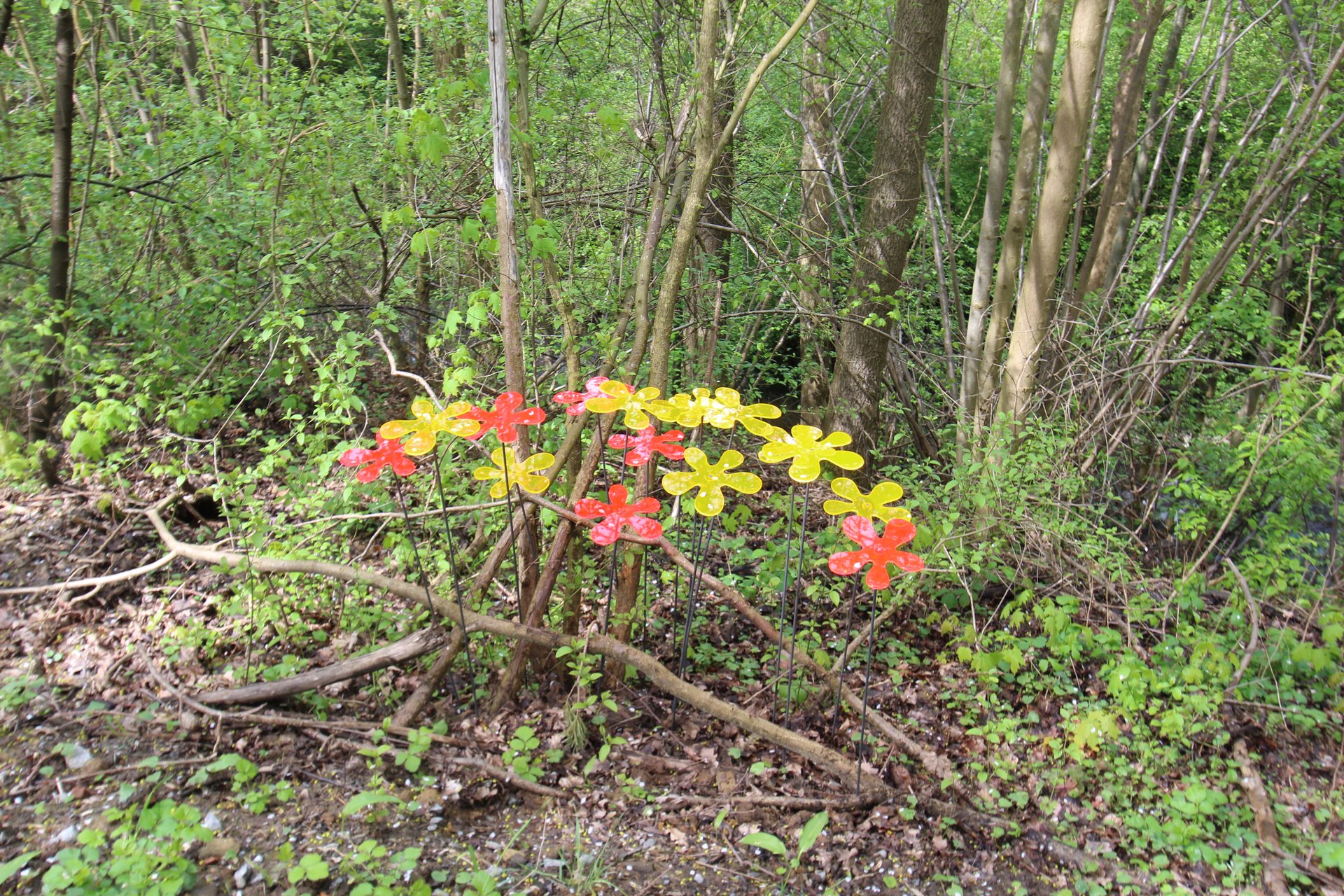 Blumenstraußdeko im Wald