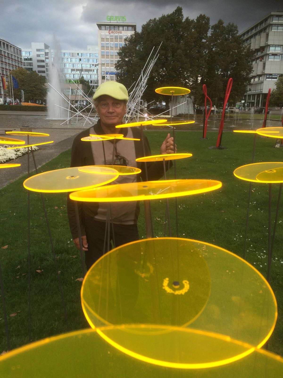 Berliner Park mit gelben Sonnenfängern