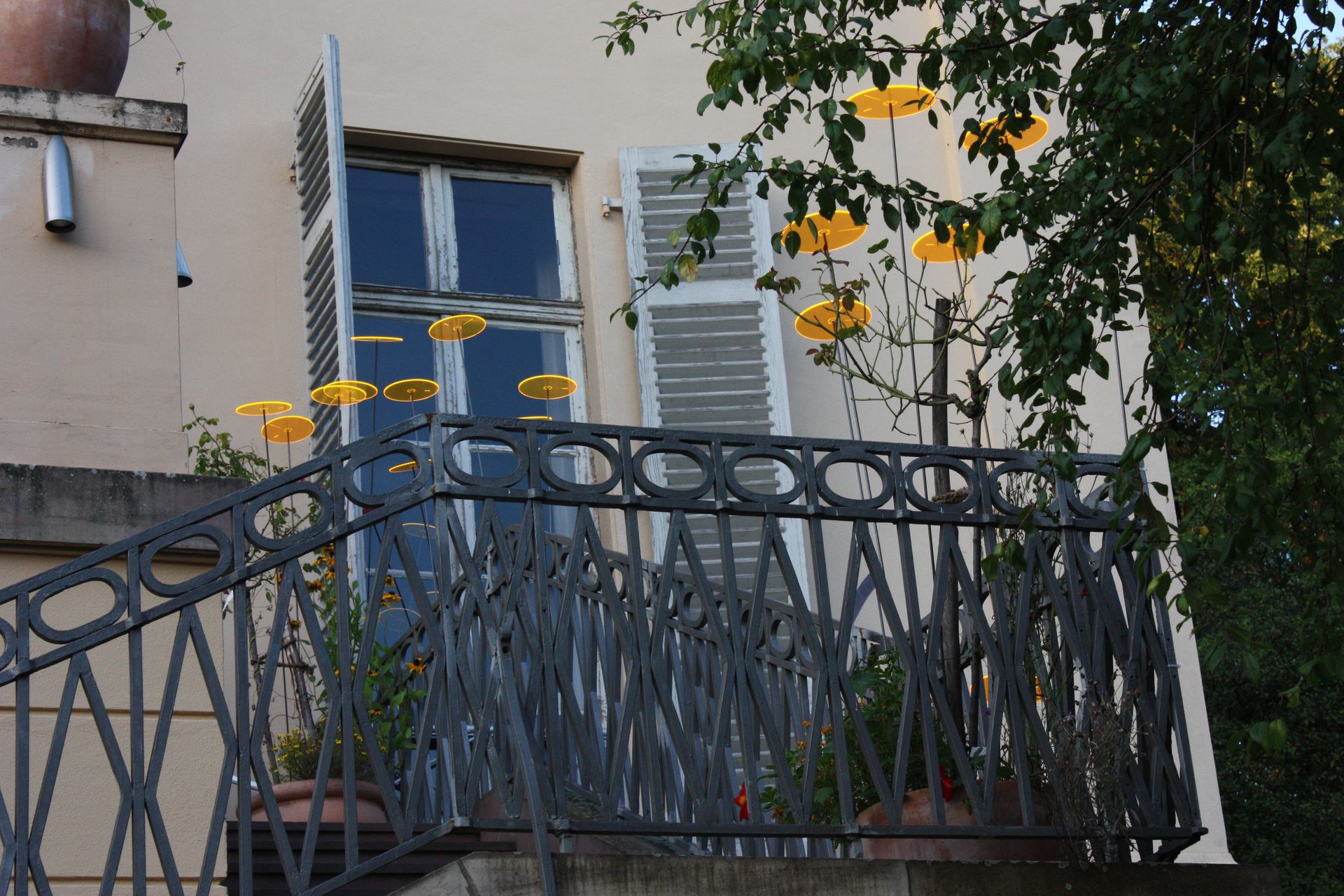 Balkon dekoriert mit Sonnenfängern