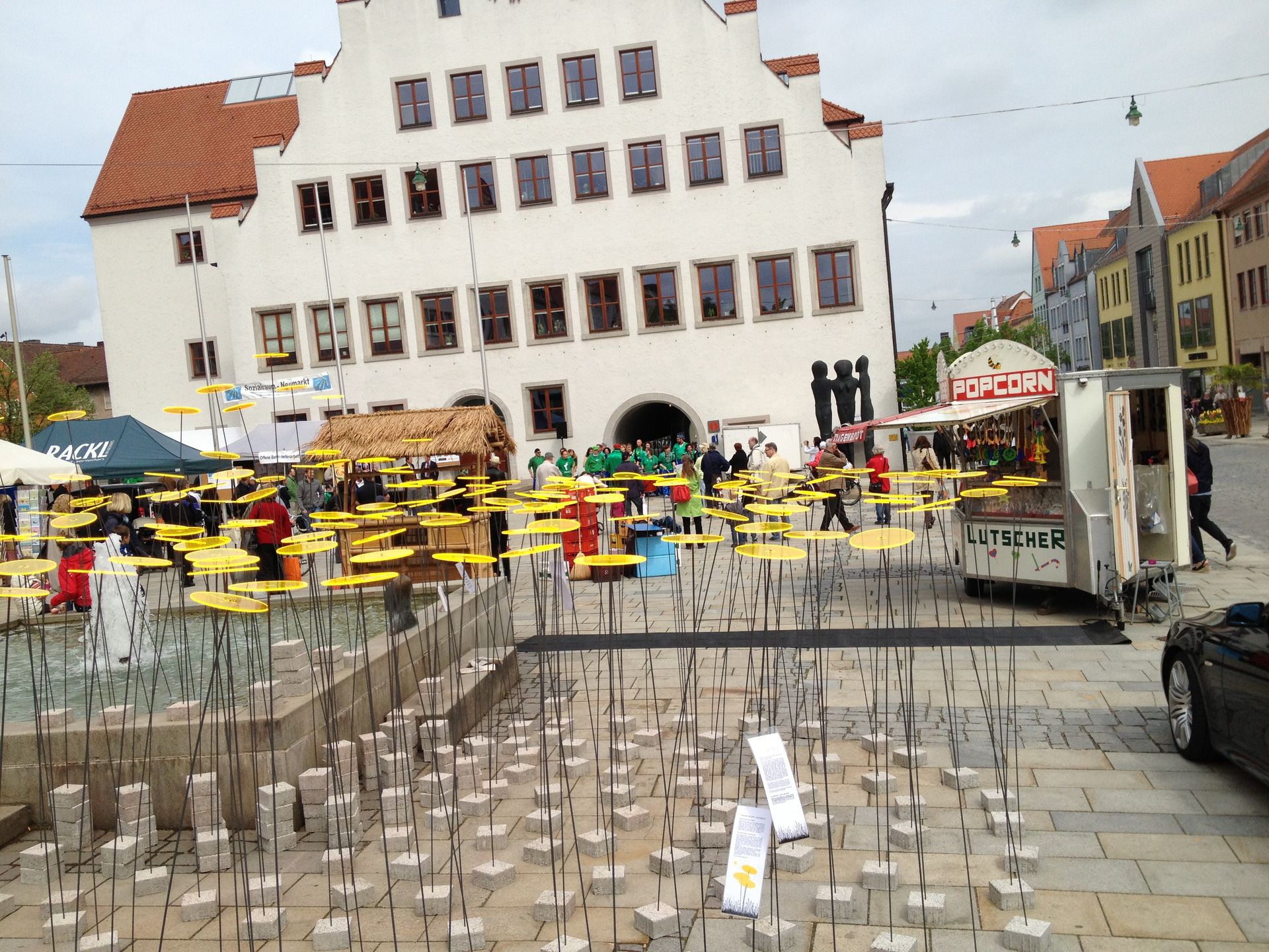 Rathausplatz mit Eiswagen
