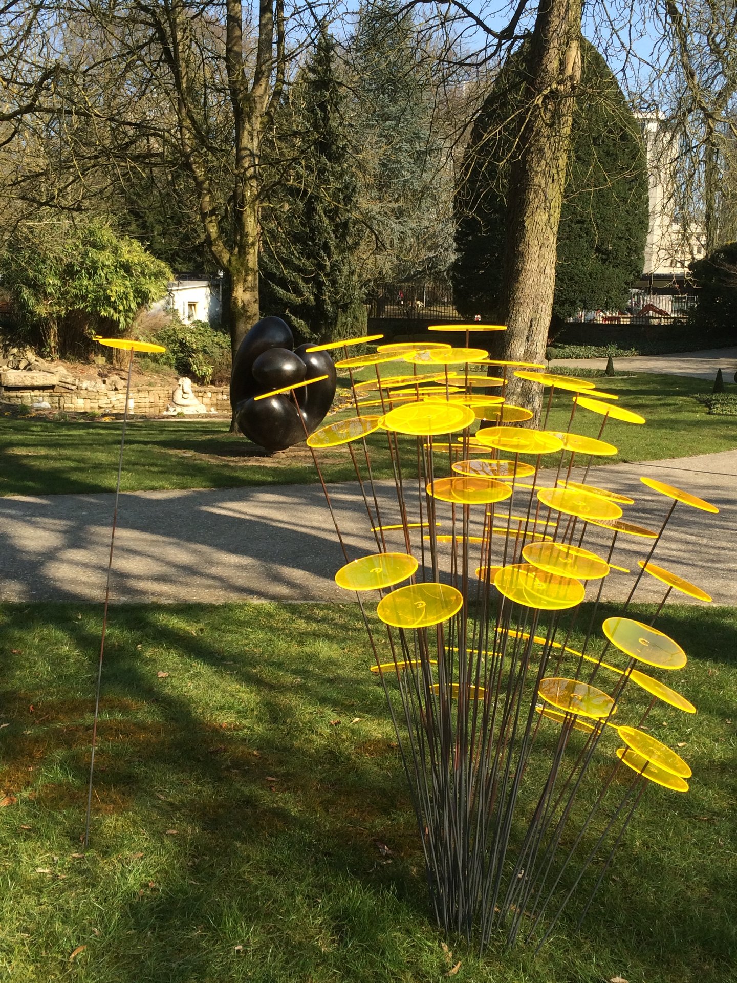 Gelbes Strahlen in Parkanlage in Luxemburg